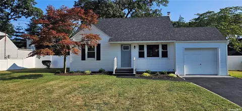 318 Oakwood Ave, West Islip, NY 11795