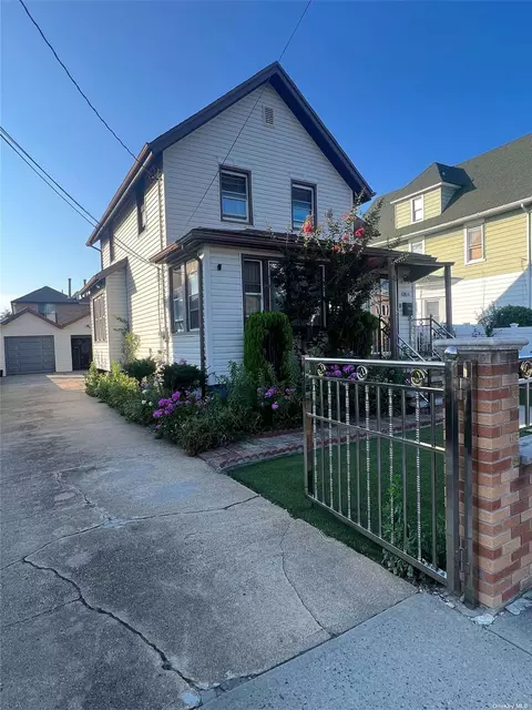 139-40 Caney Ln, Rosedale, NY 11422