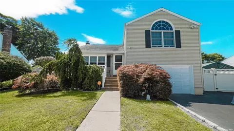 18 Young St, West Babylon, NY 11704