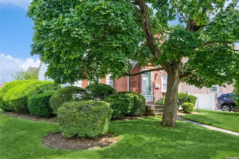 56 Moore St, New Hyde Park, NY 11040