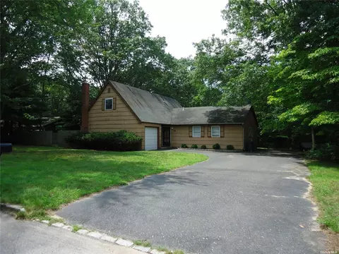 16 Ferrick Ave, Medford, NY 11763