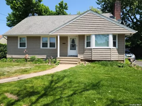 22 Roxbury Rd, Westbury, NY 11590