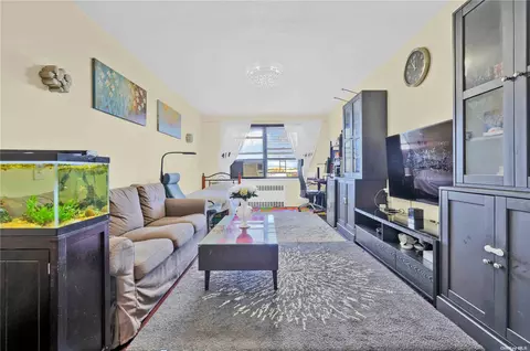 25-34 Union St #4D, Flushing, NY 11354