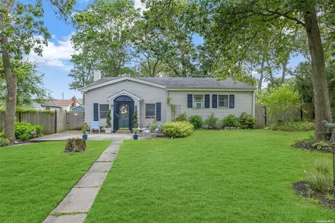 246 N Evergreen Dr, Selden, NY 11784