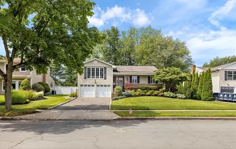 54 Primrose Ln, Kings Park, NY 11754
