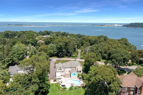 21 White Pine Ln, Setauket, NY 11733