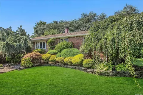 11 Donald St, Roslyn Heights, NY 11577