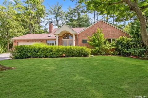 155 Westwood Cir, East Hills, NY 11577