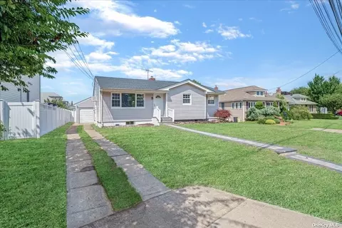 55 Clinton Ave, Farmingdale, NY 11735