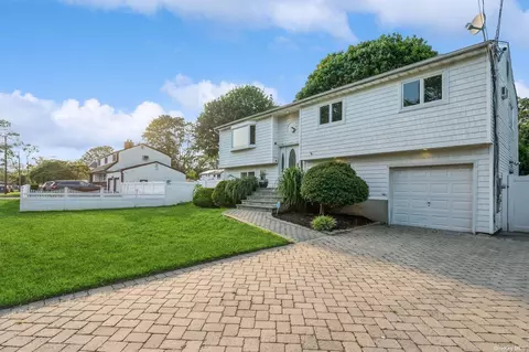 155 W 2nd St, West Islip, NY 11795