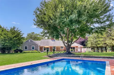 765 Fairway Dr, Cutchogue, NY 11935