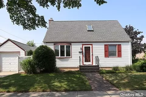 178 Cushing Ave, Williston Park, NY 11596