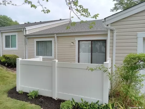 408 Bentley Ct S #408, Saint James, NY 11780