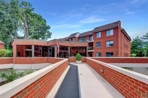 99 S Park Ave #213, Rockville Centre, NY 11570