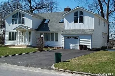 54 Overlook Ter, East Hills, NY 11577