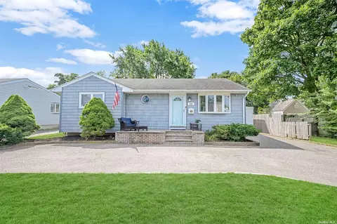 225 Bergen Ct, Copiague, NY 11726