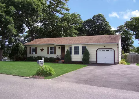 87 Adirondack Dr, Selden, NY 11784