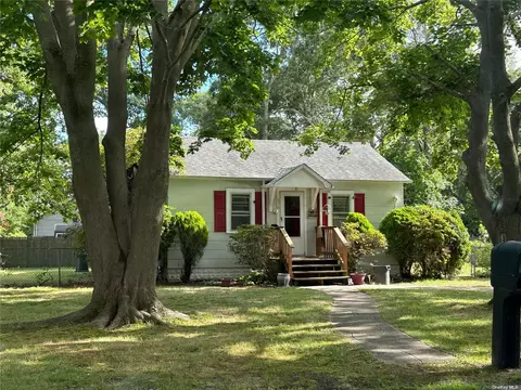 376 Dogwood Rd, Mastic Beach, NY 11951