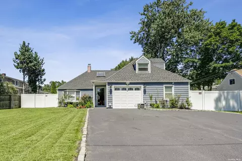7 Sagebrush Ln, Islandia, NY 11749