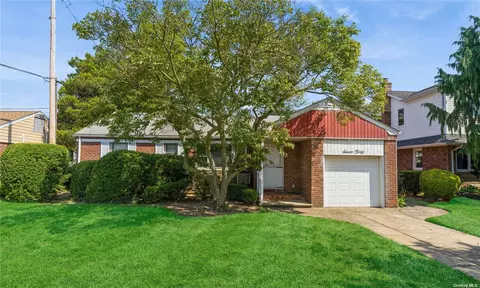 740 Willow Rd, Franklin Square, NY 11010