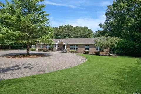165 Crystal Brook Hollow Rd, Mount Sinai, NY 11766