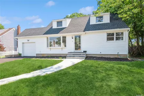 1 Eastwood Dr, Massapequa Park, NY 11762