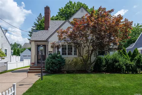 100 Bradley Pl, Mineola, NY 11501