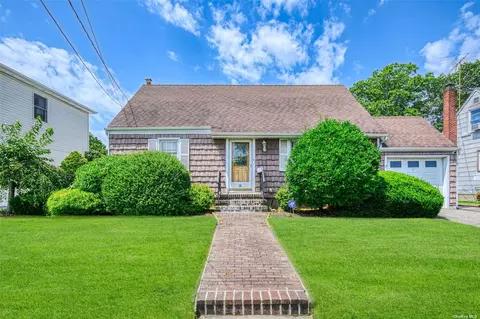 8 Suggs Ln, Hicksville, NY 11801