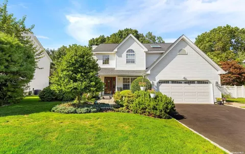 24 Long House Way, Commack, NY 11725