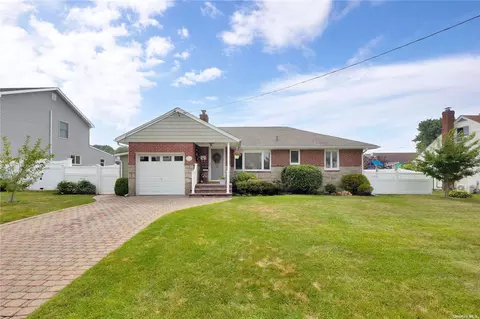 86 Lawrence St, Farmingdale, NY 11735