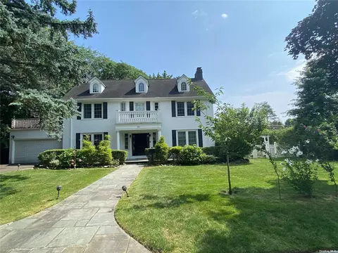22 Beverly Rd, Great Neck, NY 11021