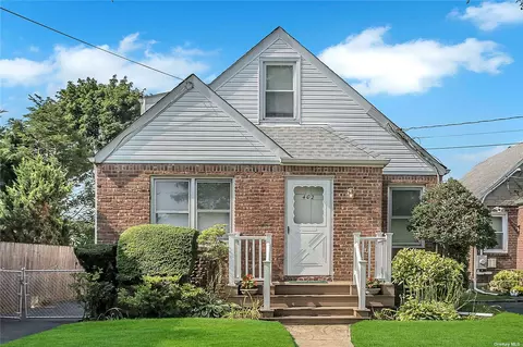 402 Sapir St, Valley Stream, NY 11580