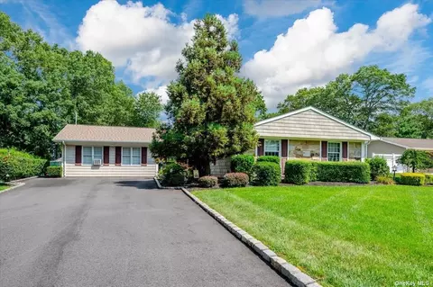 23 Whitfield Ln, Coram, NY 11727