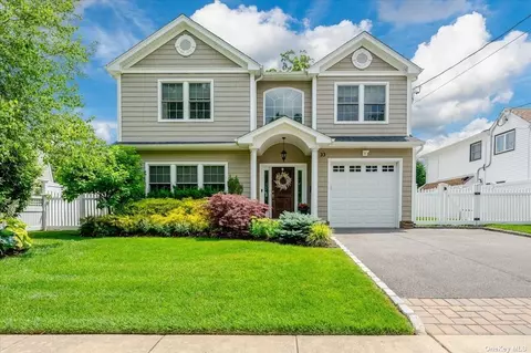 33 Riverside Ave, Massapequa, NY 11758
