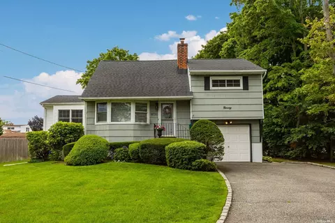90 Merritt St, West Islip, NY 11795