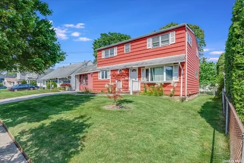 275 Eastlake Ave, Massapequa Park, NY 11762