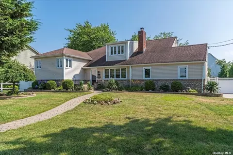 96 Peconic Dr, Massapequa, NY 11758
