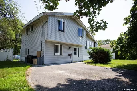 39 Woody Ln, Oakdale, NY 11769