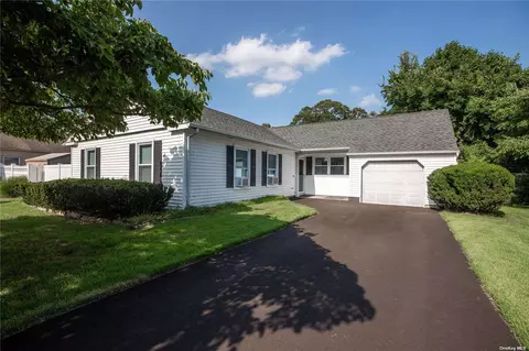 5 Village Ln, Selden, NY 11784