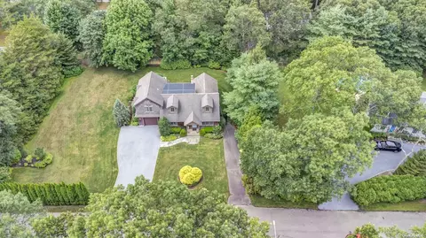 8 Deerland Dr, East Quogue, NY 11942