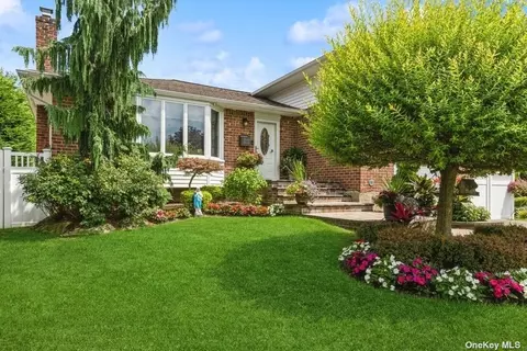 108 Bud Ln, Levittown, NY 11756