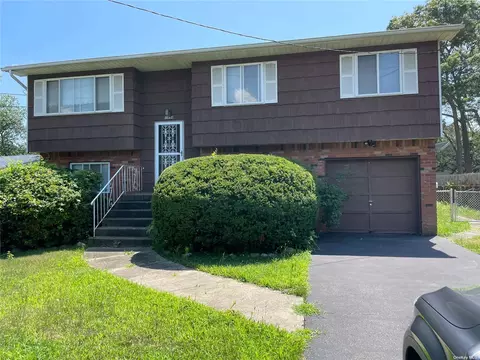 5494 Expressway Dr, Holtsville, NY 11742