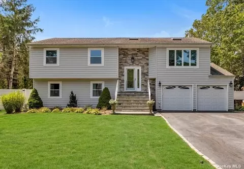 22 Nicole Ct, Bohemia, NY 11716