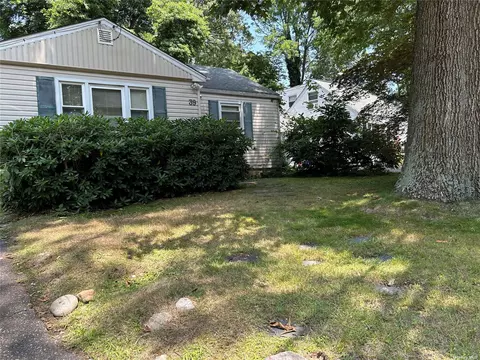 39 Deepdale Dr, Huntington Station, NY 11746