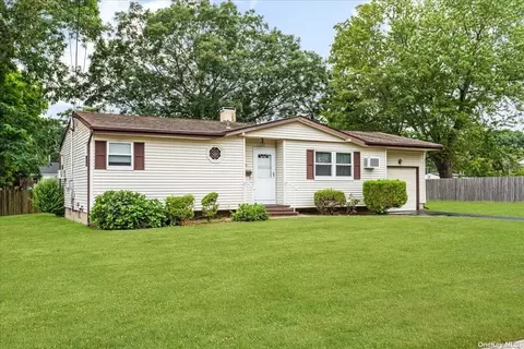 62 Betsy Dr, West Sayville, NY 11796