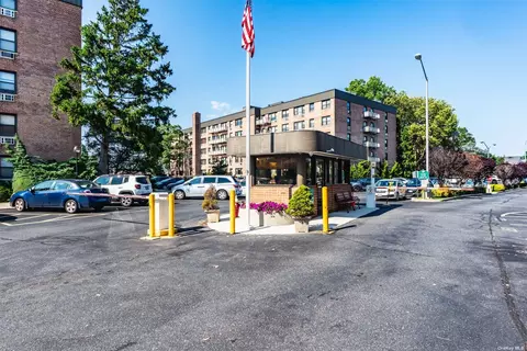 2 Birchwood Ct #3J, Mineola, NY 11501
