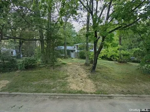 42 Juneau Blvd, Woodbury, NY 11797