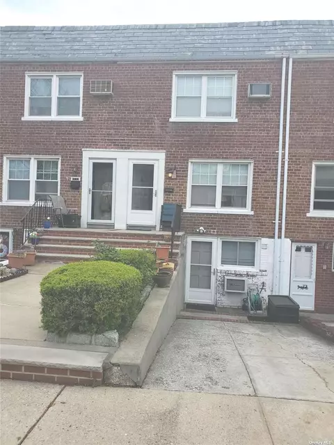 86-20 256th St, Floral Park, NY 11001