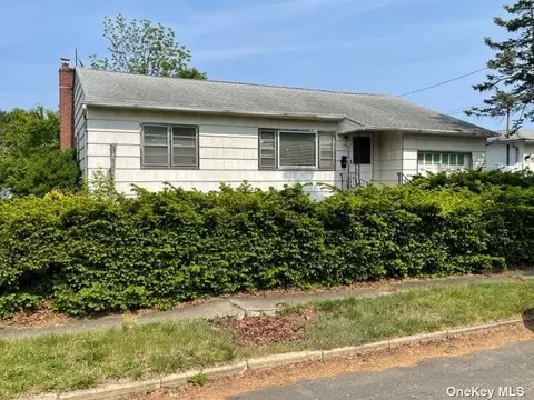 502 Pecan St, Lindenhurst, NY 11757