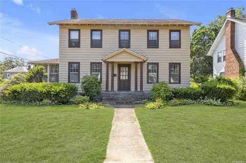 234 Garden St, Roslyn Heights, NY 11577